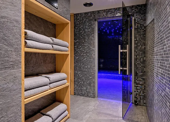 Harda House Friends & 4*