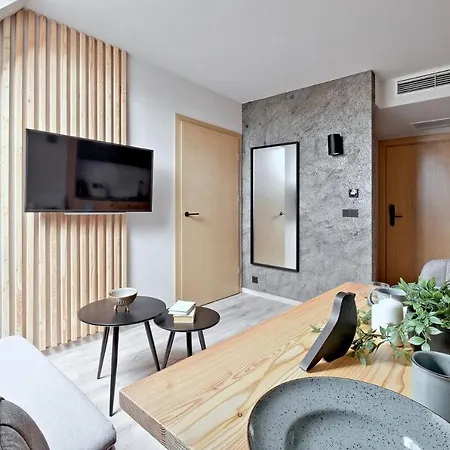 Harda House Friends & 4*