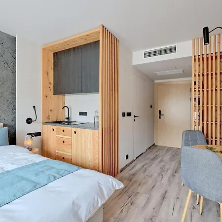 Harda House Friends & 4*