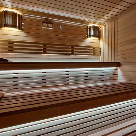 Harda House Friends & 4*