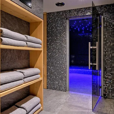 Harda House Friends & 4*