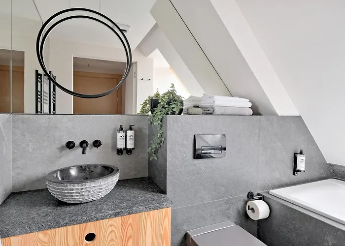 Harda House Friends & 4*