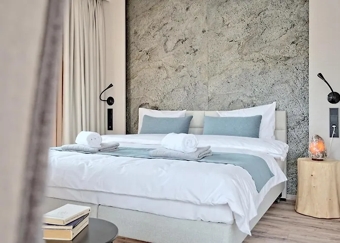 Harda House Friends & 4*