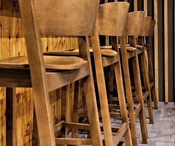 Harda House Friends & 4*