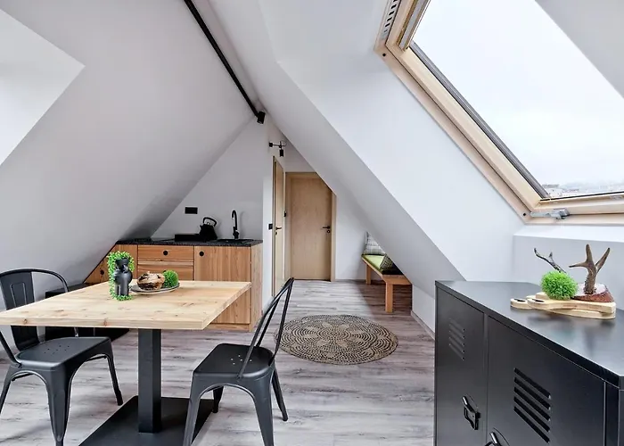 Harda House Friends & 4*