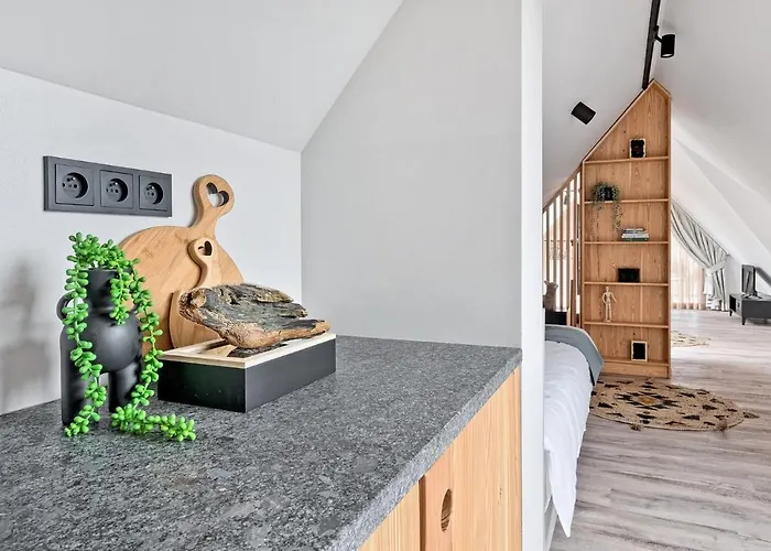 Harda House Friends & 4*