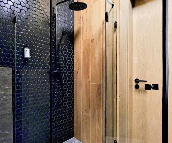 Harda House Friends & 4*