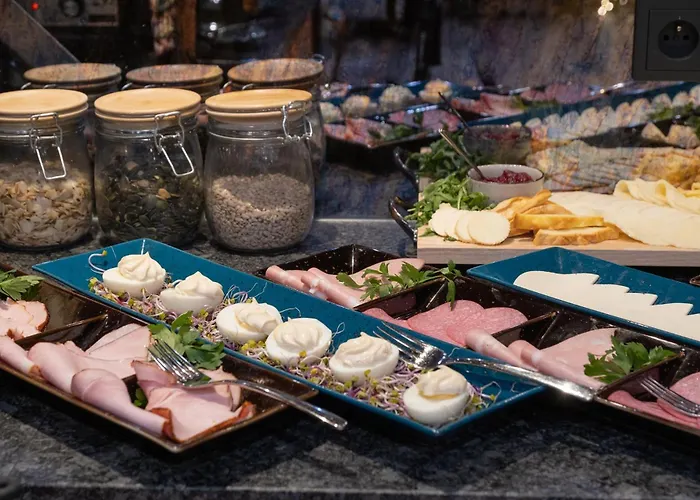 Harda House Friends & 4*